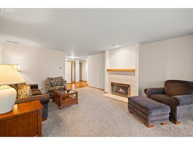 Living Room/Entrance