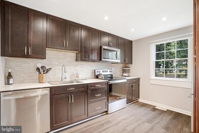 12703 Carlsbad Ct, Herndon, VA 20171 - photo 4