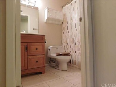 Full bathroom in the hallway