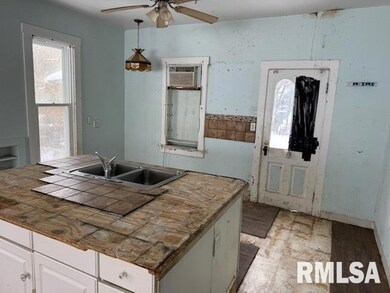 305 N Fulton St, Payson, IL 62360 - photo 4