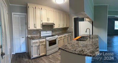 928 Thomas St, Statesville, NC 28677 - photo 7