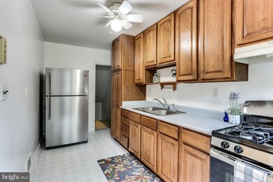 212 Medwick Garth E, Catonsville, MD 21228 - photo 4