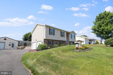1258 Courtney Dr, Chambersburg, PA 17201 - photo 2