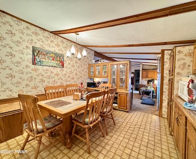 Large Eat-in-Kitchen