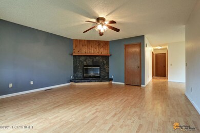 Living Room w Fireplace
