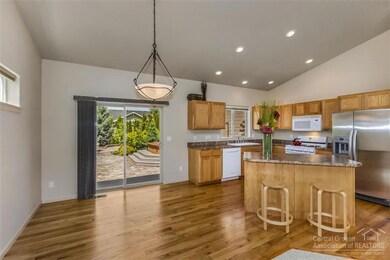 1553 NW Ivy Ave, Redmond, OR 97756 - photo 7