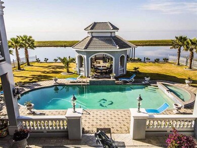 Swimming Pool/Hot Tub/Sauna.