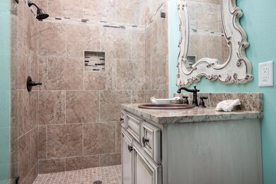 Main floor full bathroom