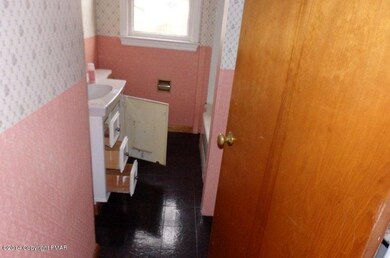 721 Avenue B, Stroudsburg, PA 18360 - photo 6