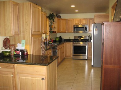Dining to kitchen