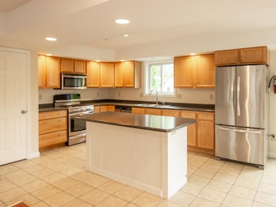 Beautiful Kitchen w/Pantry