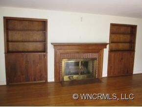 Living rm frpl & built-ins
