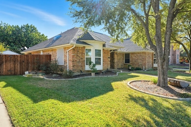 2732 Woodbridge Dr, Hurst, TX 76054 - photo 4