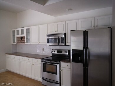 Stainless applainces and plenty of cabinet space