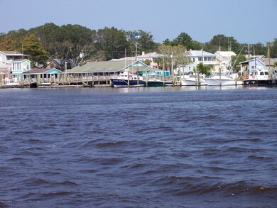 724 N Howe St, Southport, NC 28461 - photo 4