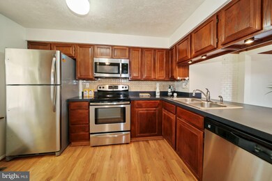 12511 Willow Spring Cir, Germantown, MD 20874 - photo 2