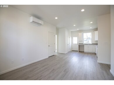 31 NE 143rd Ave unit B, Portland, OR 97230 - photo 2