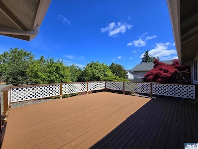 Expansive deck