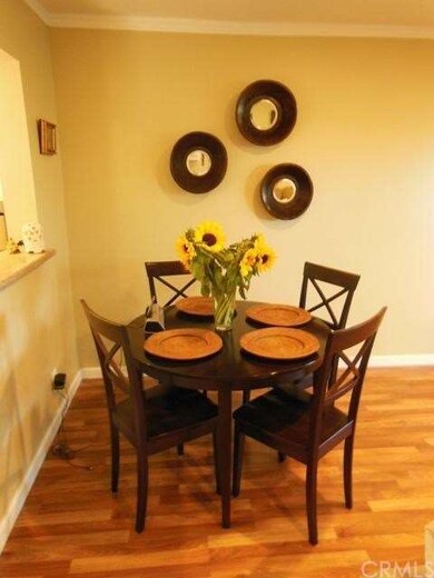 laminate wood floors-crwon molding 