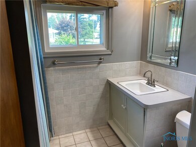 Nice size full Bathroom w/tub