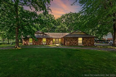 1104 N Fox St, Chouteau, OK 74337 - photo 2