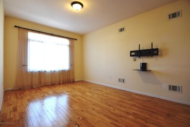 (5) Living Room
