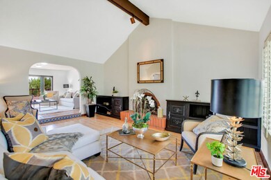 22415 Venido Rd, Woodland Hills, CA 91364 - photo 4