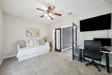 Located on the first floor, this bedroom and en su
