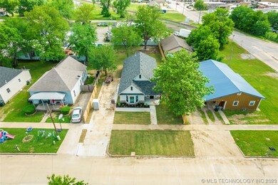 313 W 6th St, Claremore, OK 74017 - photo 6