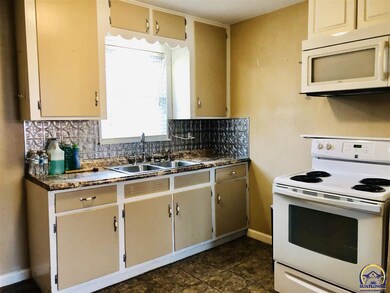 221 SW Terra Dr, Topeka, KS 66609 - photo 2