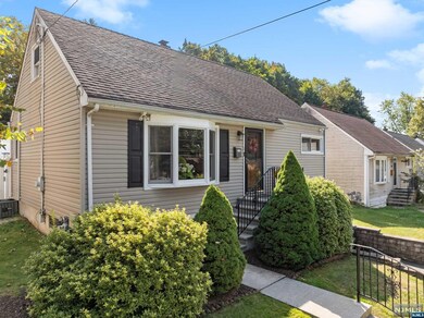 8 Phyllis Rd, West Orange, NJ 07052 - photo 3