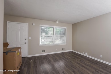 006-photo-living-room-9711472