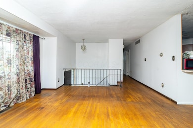 5548 Roche Dr, Columbus, OH 43229 - photo 3