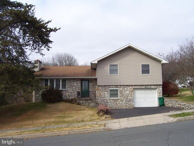 1099 Edgewood Dr, Pottstown, PA 19464 - photo 3