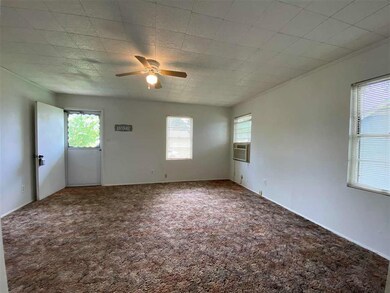 822 E 3rd St, Cushing, OK 74023 - photo 4