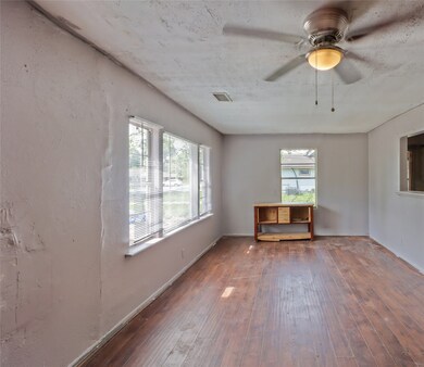 10318 Wicklowe St, Houston, TX 77016 - photo 4