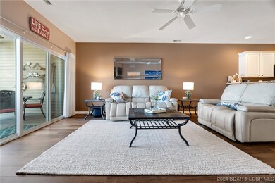 Beautiful clean, crisp and cozy condo ready for YO