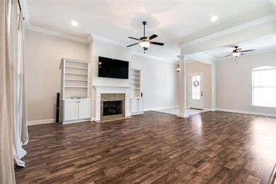 LIV ROOM W GAS FIREPLACE