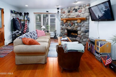 2833_kinnickinnick_1_living_1