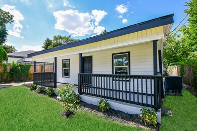 112 Westfield St, Houston, TX 77022 - photo 3