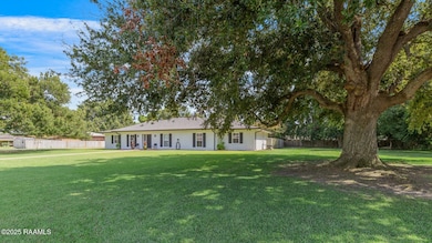 811 W Viator St, Delcambre, LA 70528 - photo 2