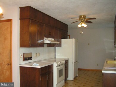 2928 Roosevelt Dr, Chambersburg, PA 17201 - photo 5