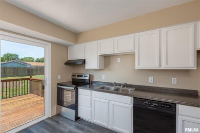 4046 Lamphere Ct, Davenport, IA 52806 - photo 2