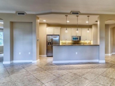 Breakfast Bar and Kitchen