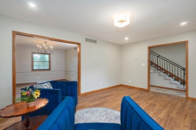814 W Swan St-18