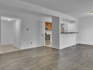 Kitchen with breakfast bar