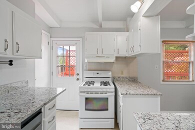 12702 Torrington St, Woodbridge, VA 22192 - photo 2