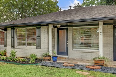 1107 W 30th St, Houston, TX 77018 - photo 2