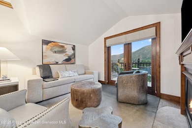 46BLivingRoomViewtoRedMtn