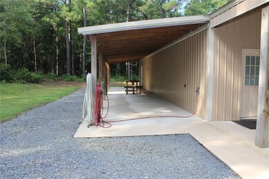 SHOP/APARTMENT: Nice covered porch